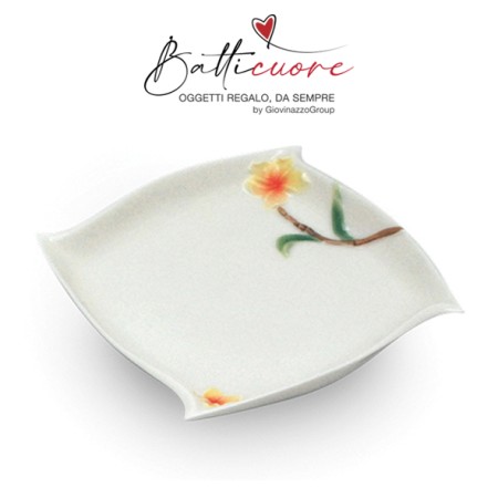 Piattino in porcellana bianca con fiore, con scatola per bomboniera CM 13,5X13,5X2,2 CFN 1 - CTN 48